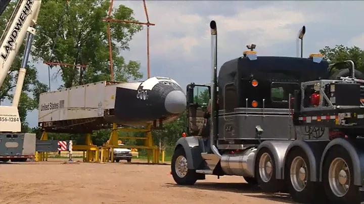 Space Shuttle replica arrives in Saint Cloud