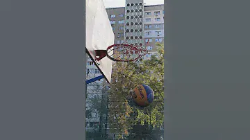 Баскетбольный мяч Wilson в гиперзамедлении прямо в кольцо
