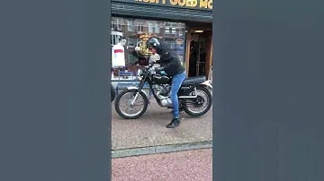 Henry van Loon and his Beautiful Classic Triumph on the Rusty Gold Moto Catwalk #triumphbonneville