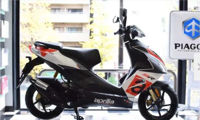 Скутер Aprilia SR 50 R гоночная модификация Евро 4 Replica пробег 0 км New Bike черный-2