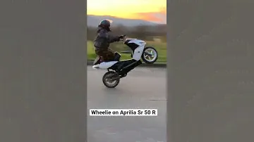 INCREDIBLE WHEELIE ON APRILIA SR 50 R